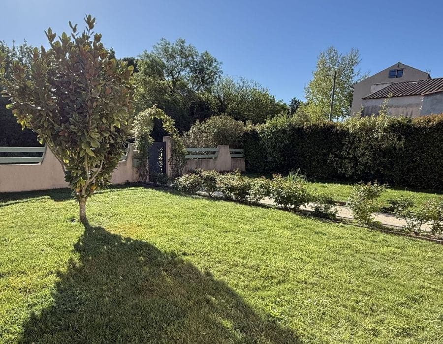Architecte paysagiste dessinant les plans d'un jardin
