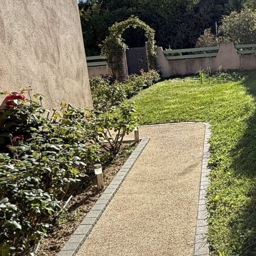 Éclairage de jardin au crépuscule