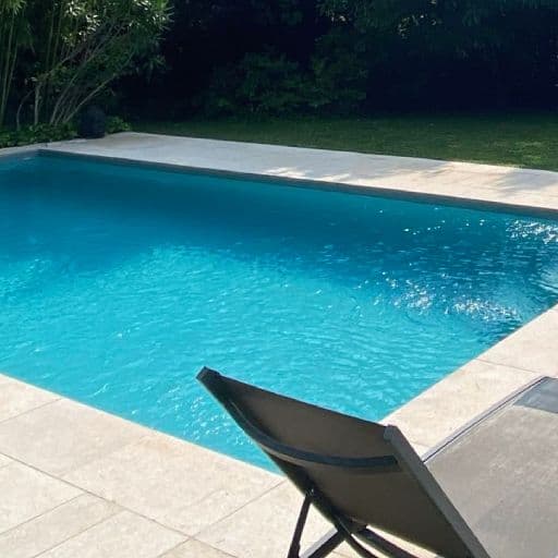 Piscine avec aménagement méditerranéen