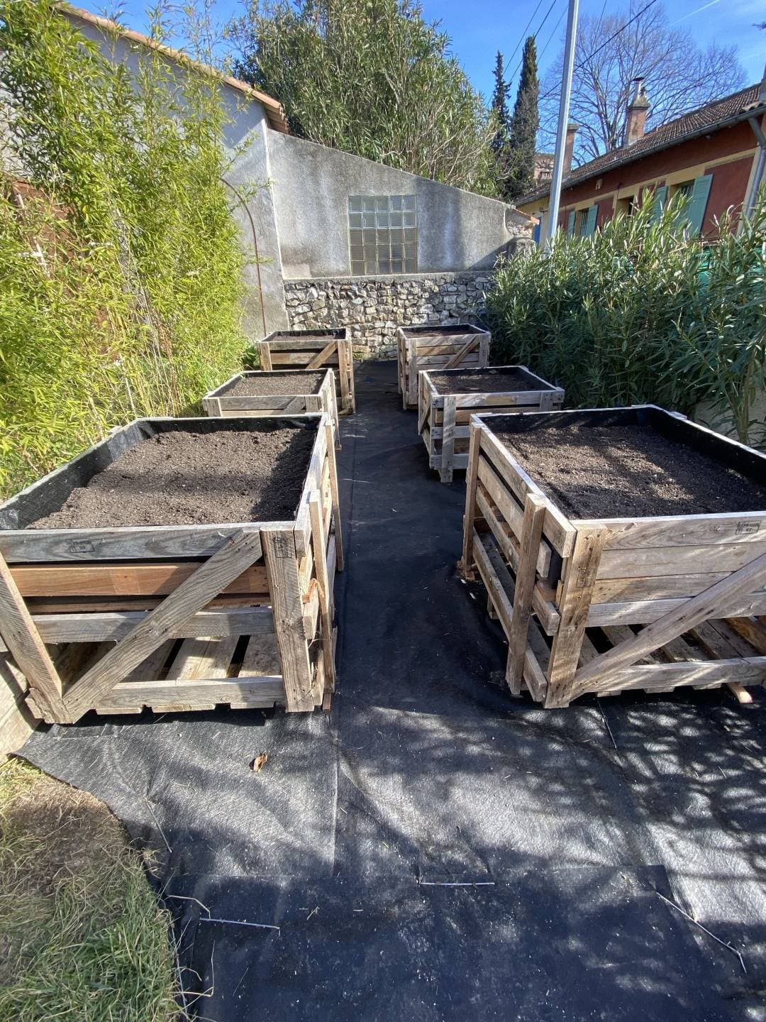 Bac potager en bois de récupération avec toile isolante et terre végétale